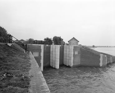 885102 Gezicht op de sluisdeuren van de Oude Sluis te Vreeswijk (gemeente Nieuwegein) vanaf de Lek.